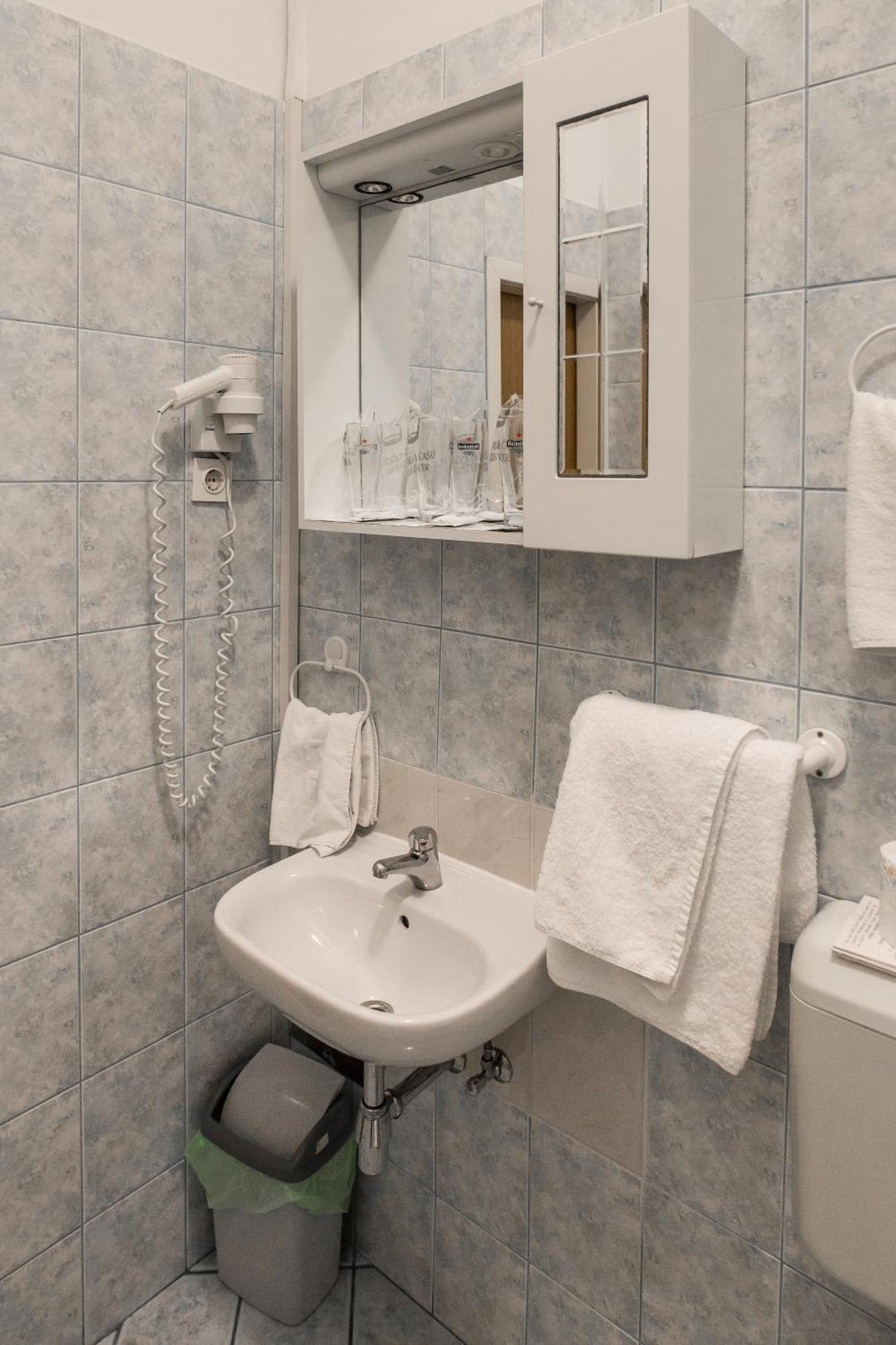 Hotel Carlstadt Karlovac Bagian luar foto