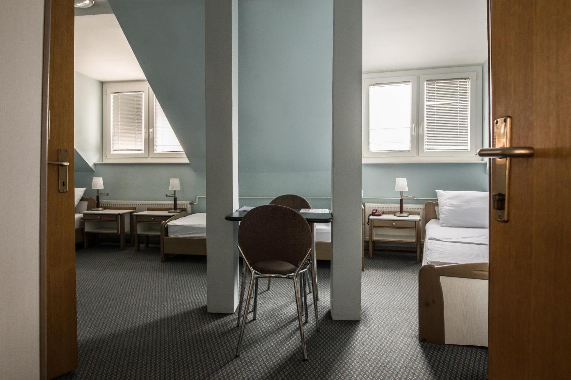 Hotel Carlstadt Karlovac Bagian luar foto