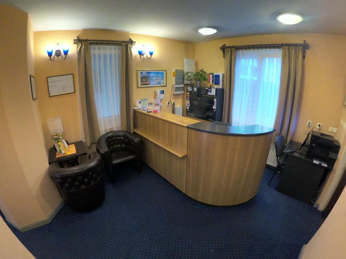 Hotel Carlstadt Karlovac Bagian luar foto