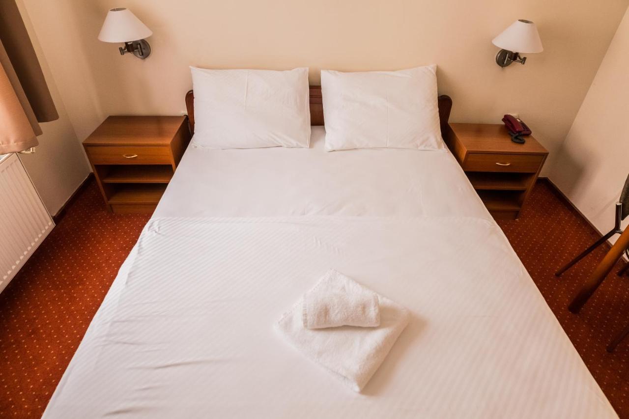 Hotel Carlstadt Karlovac Bagian luar foto