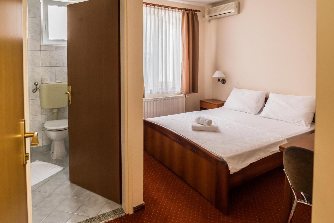 Hotel Carlstadt Karlovac Bagian luar foto
