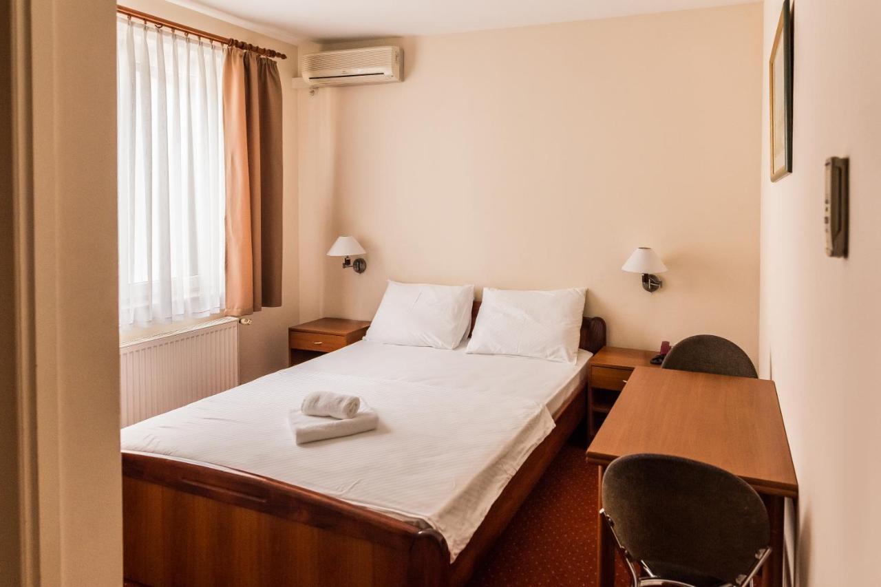 Hotel Carlstadt Karlovac Bagian luar foto