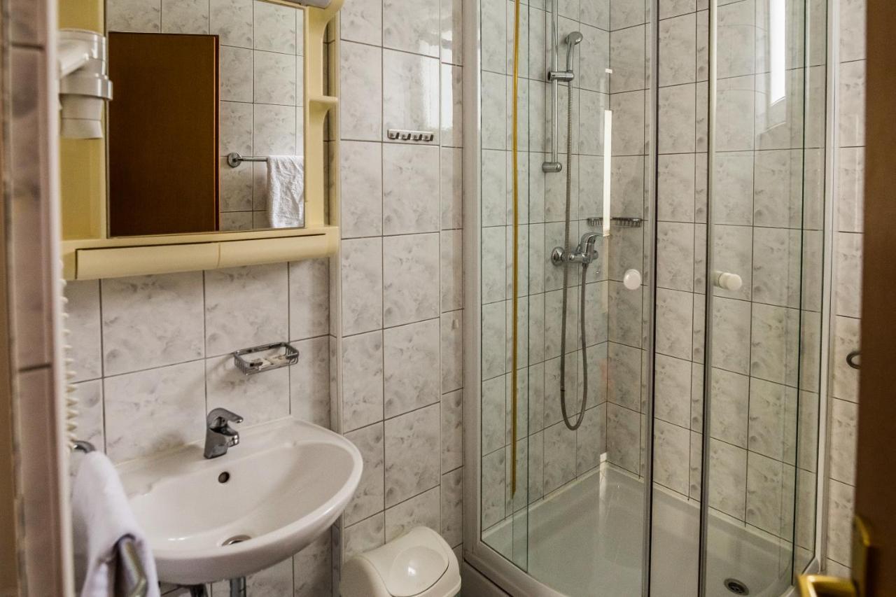 Hotel Carlstadt Karlovac Bagian luar foto
