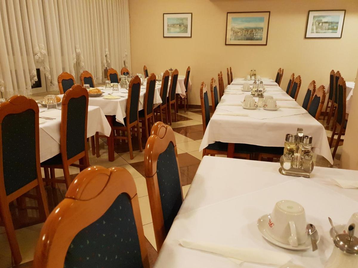 Hotel Carlstadt Karlovac Bagian luar foto