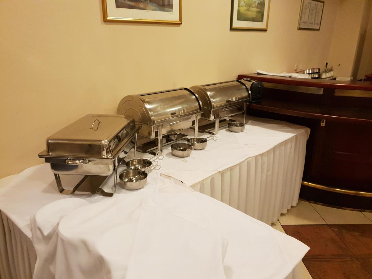 Hotel Carlstadt Karlovac Bagian luar foto