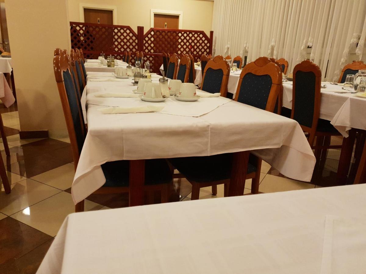 Hotel Carlstadt Karlovac Bagian luar foto