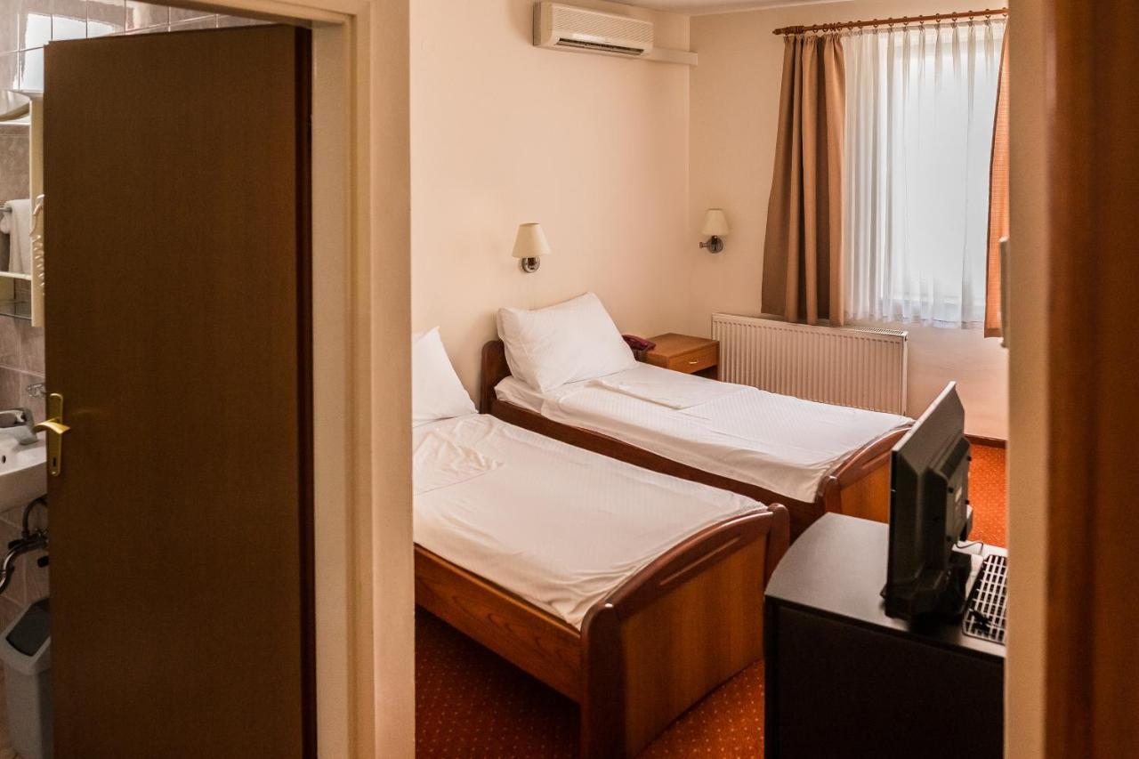 Hotel Carlstadt Karlovac Bagian luar foto