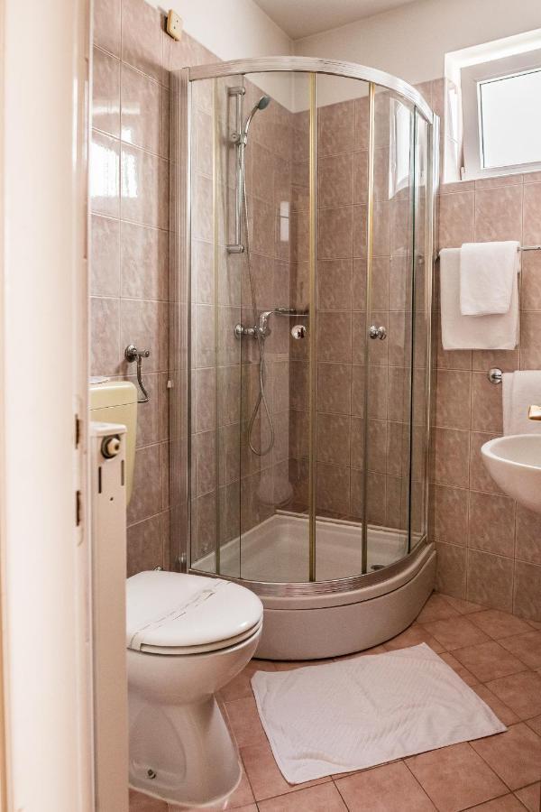 Hotel Carlstadt Karlovac Bagian luar foto