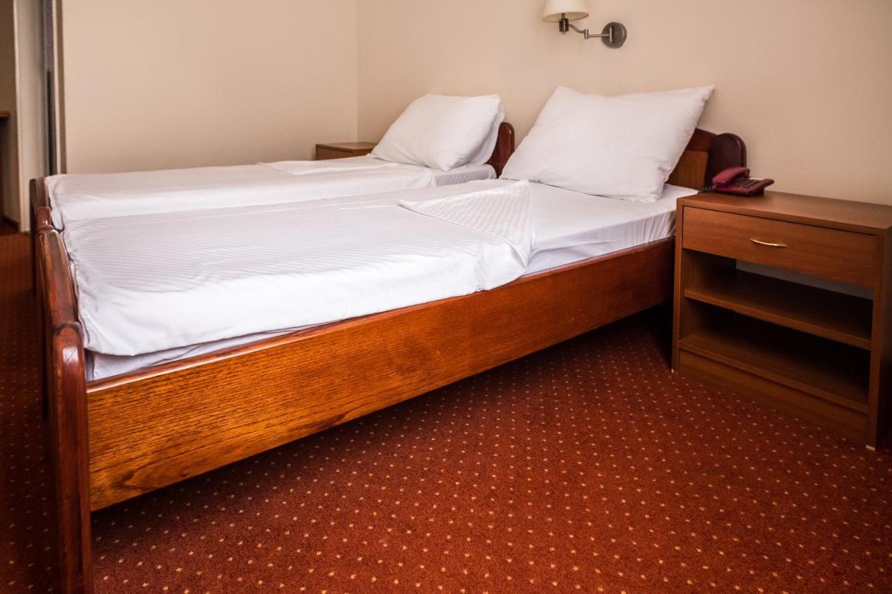 Hotel Carlstadt Karlovac Bagian luar foto
