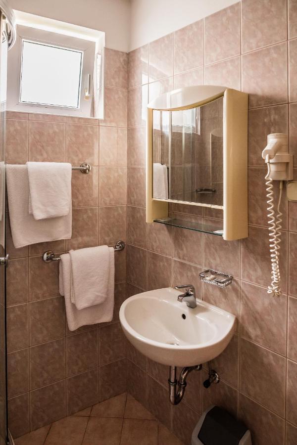 Hotel Carlstadt Karlovac Bagian luar foto
