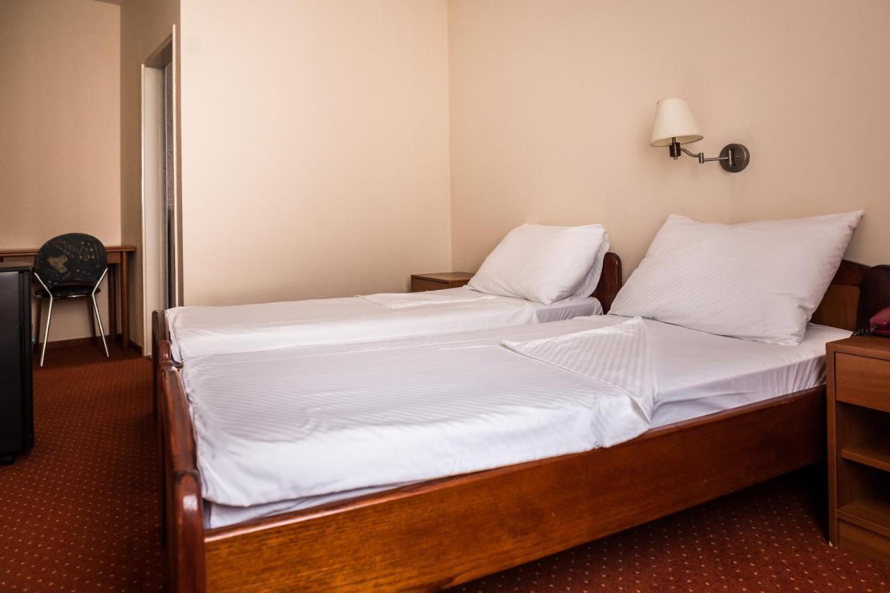 Hotel Carlstadt Karlovac Bagian luar foto