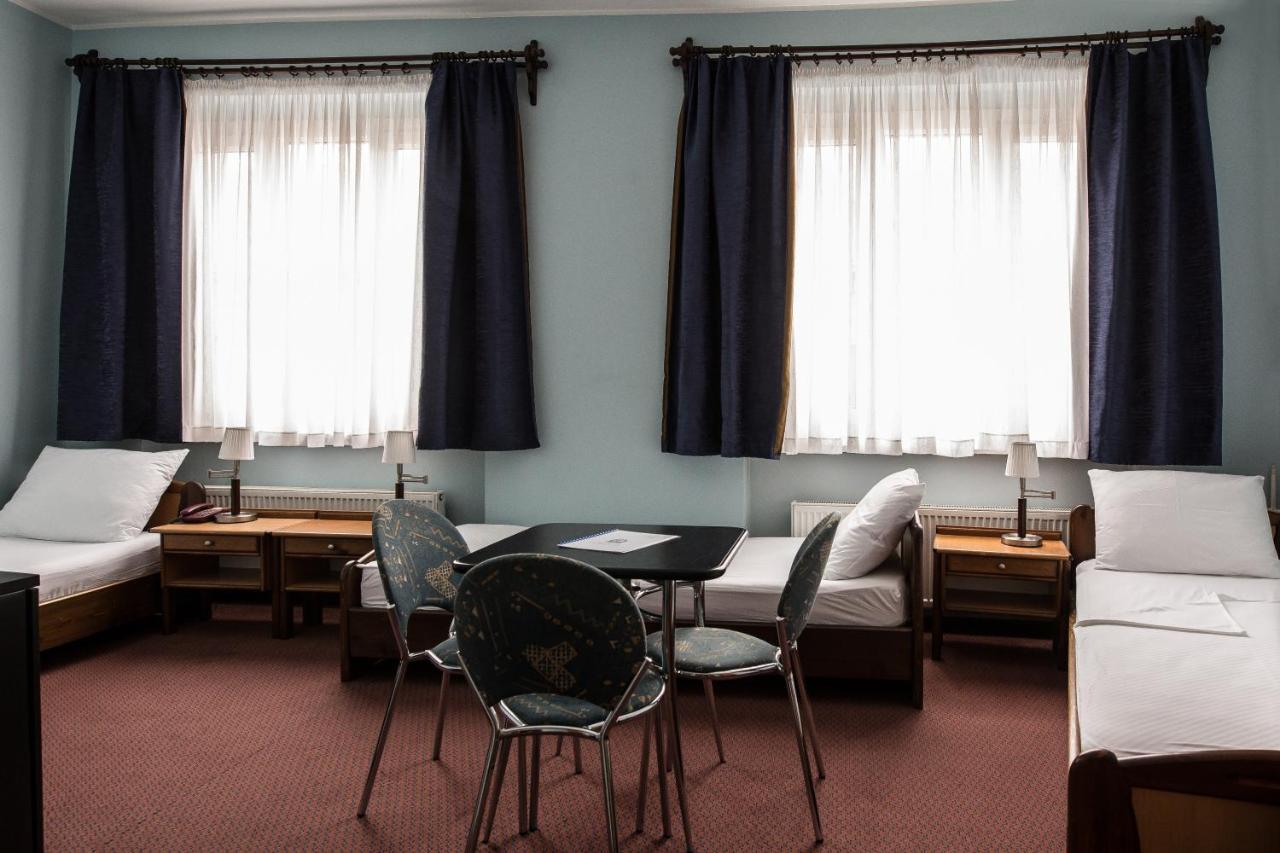 Hotel Carlstadt Karlovac Bagian luar foto