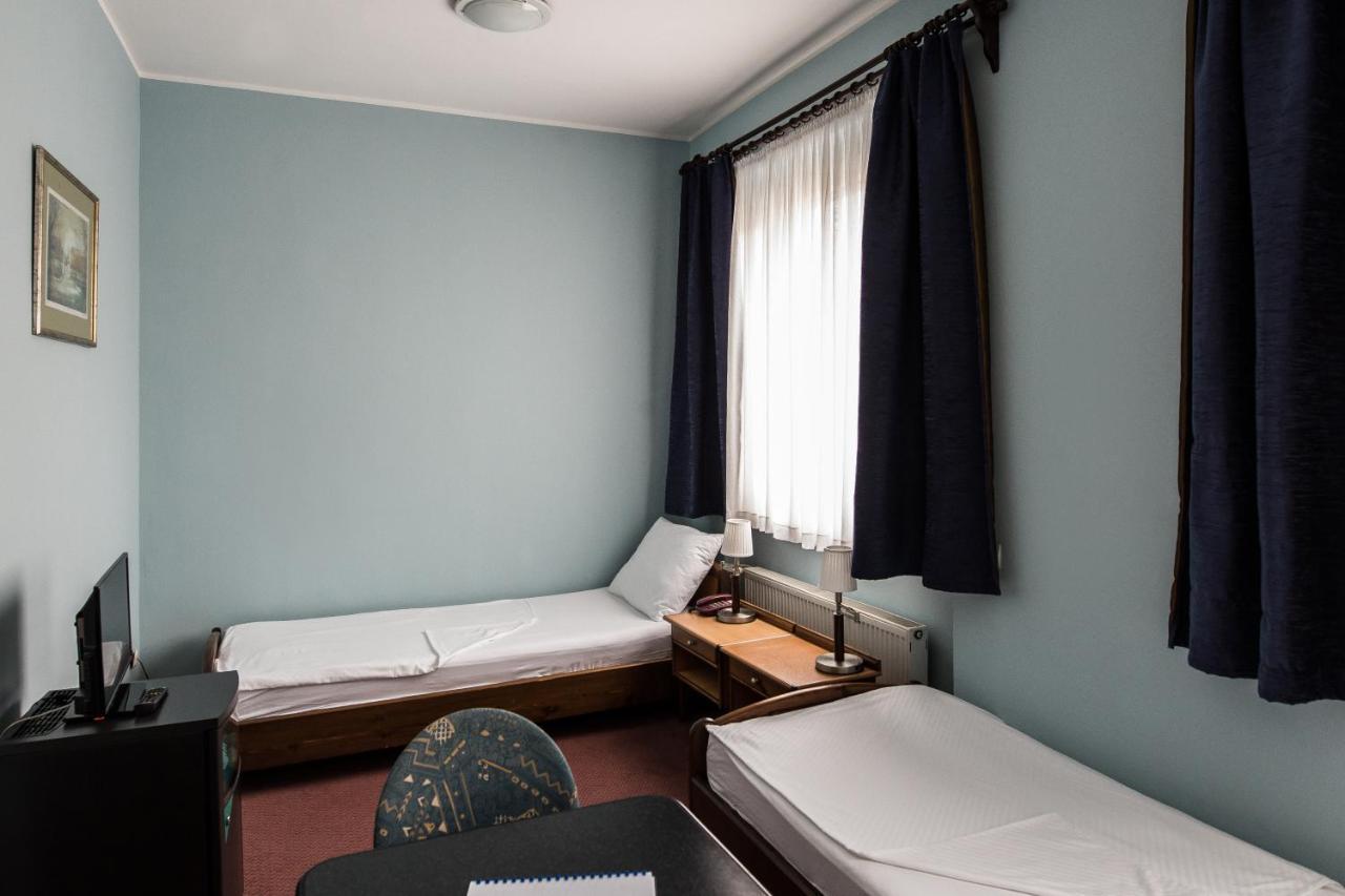 Hotel Carlstadt Karlovac Bagian luar foto