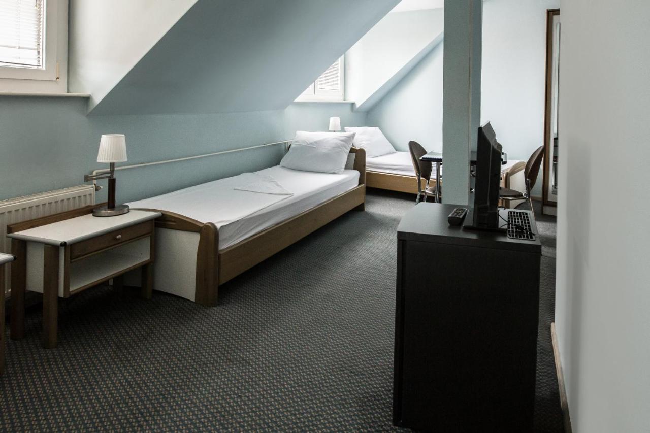 Hotel Carlstadt Karlovac Bagian luar foto
