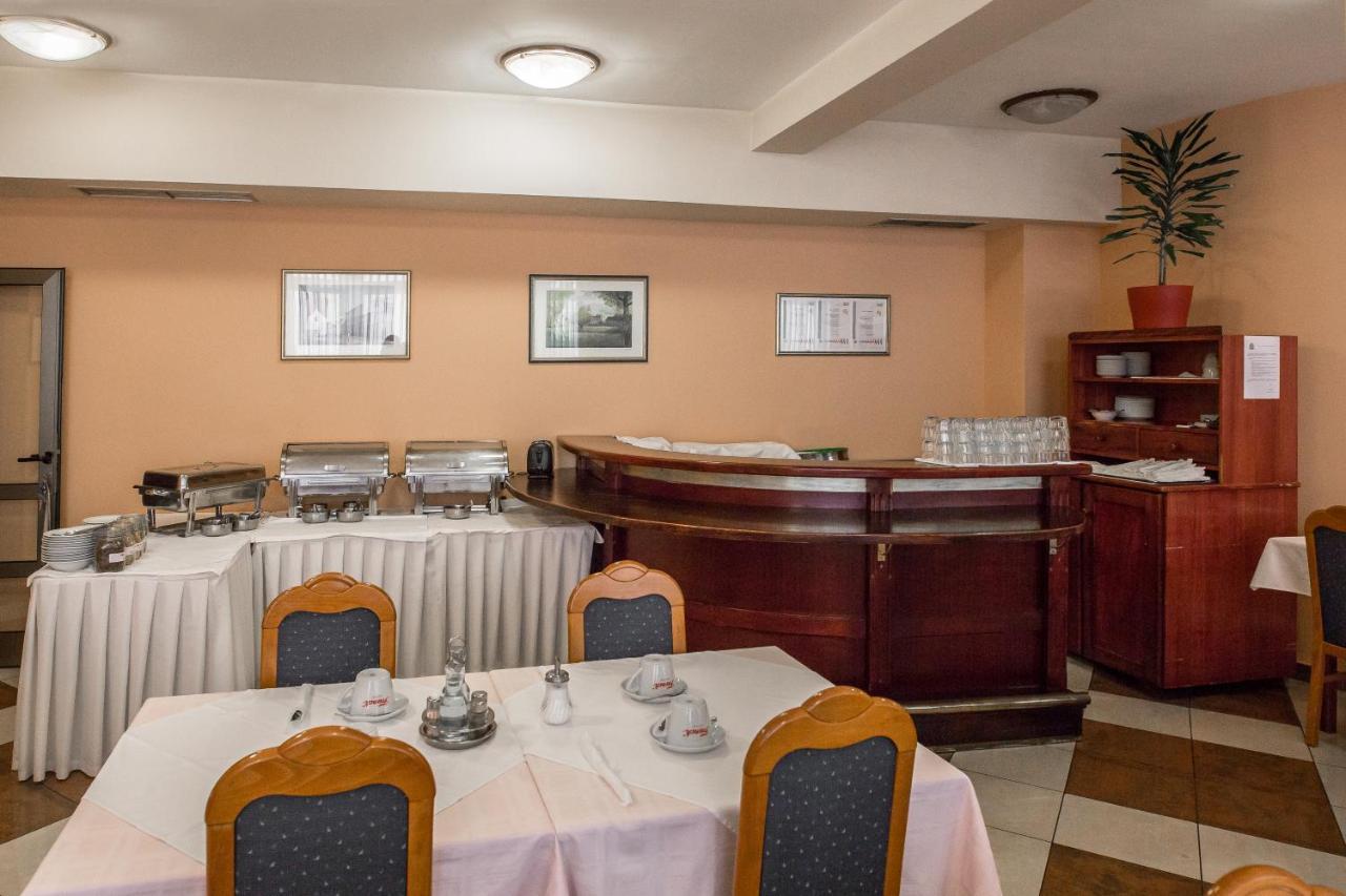 Hotel Carlstadt Karlovac Bagian luar foto