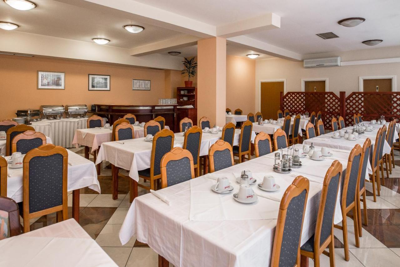 Hotel Carlstadt Karlovac Bagian luar foto