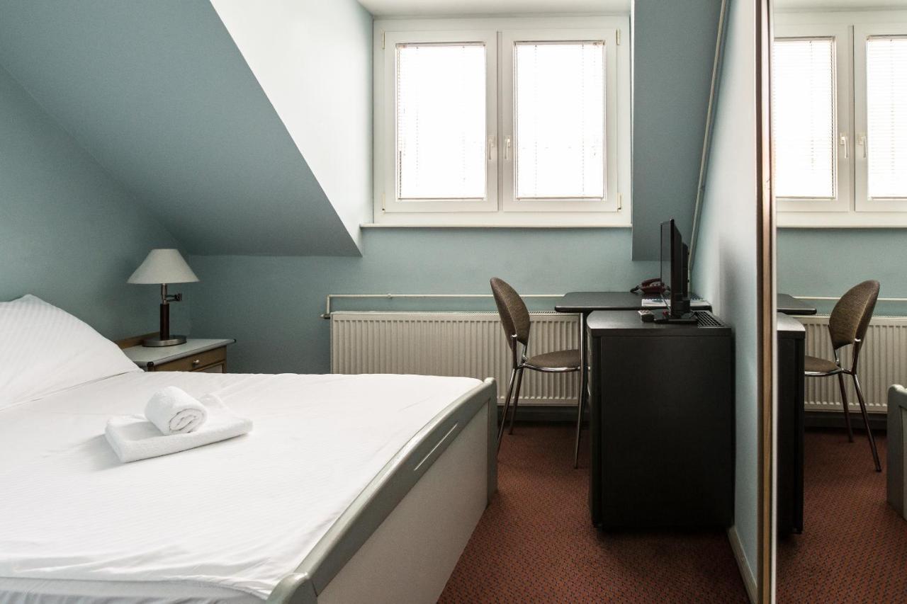 Hotel Carlstadt Karlovac Bagian luar foto
