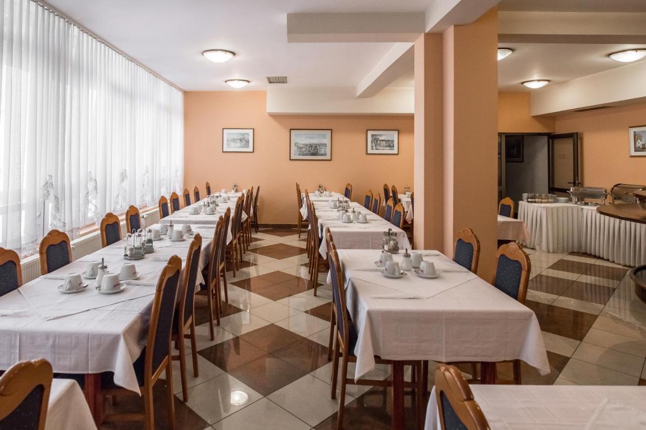 Hotel Carlstadt Karlovac Bagian luar foto