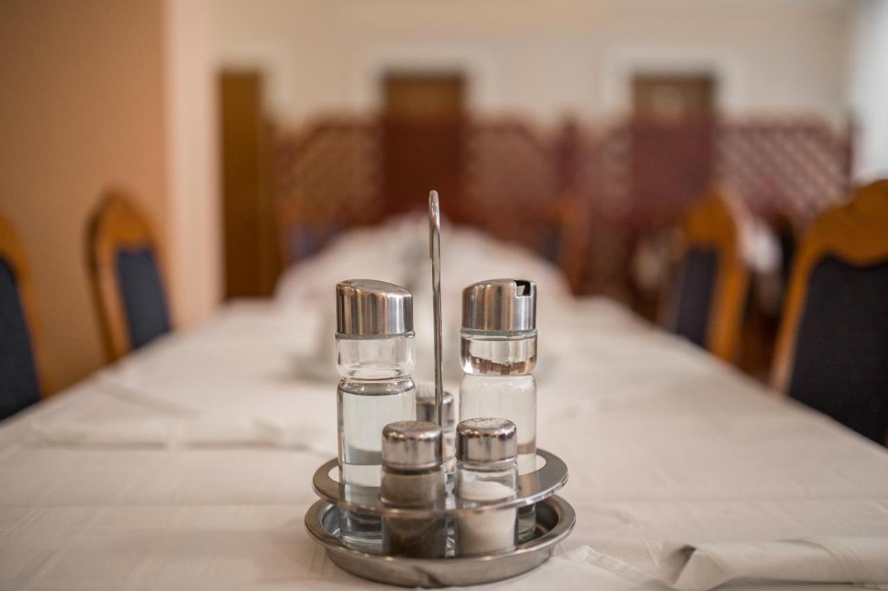 Hotel Carlstadt Karlovac Bagian luar foto