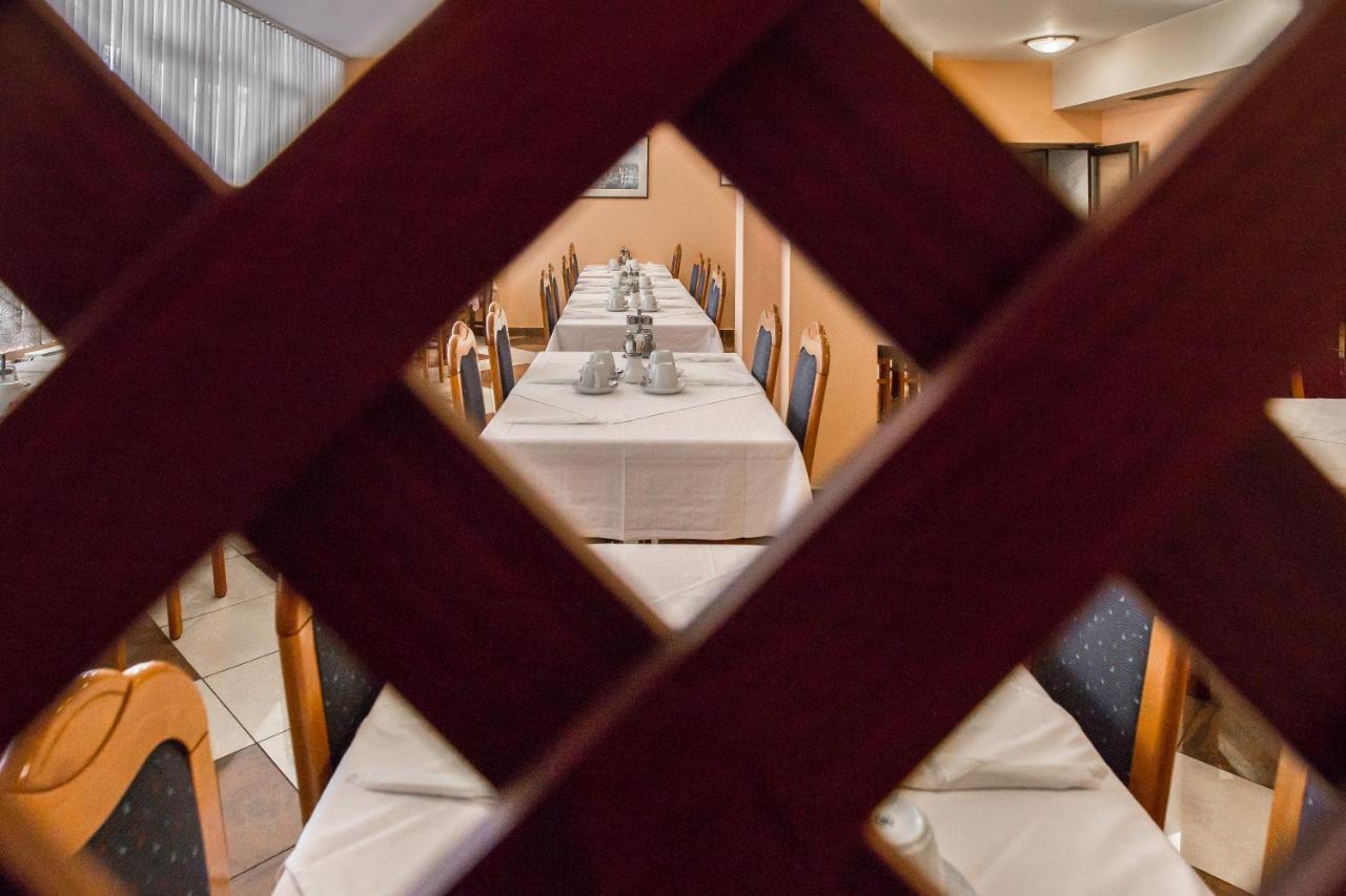 Hotel Carlstadt Karlovac Bagian luar foto