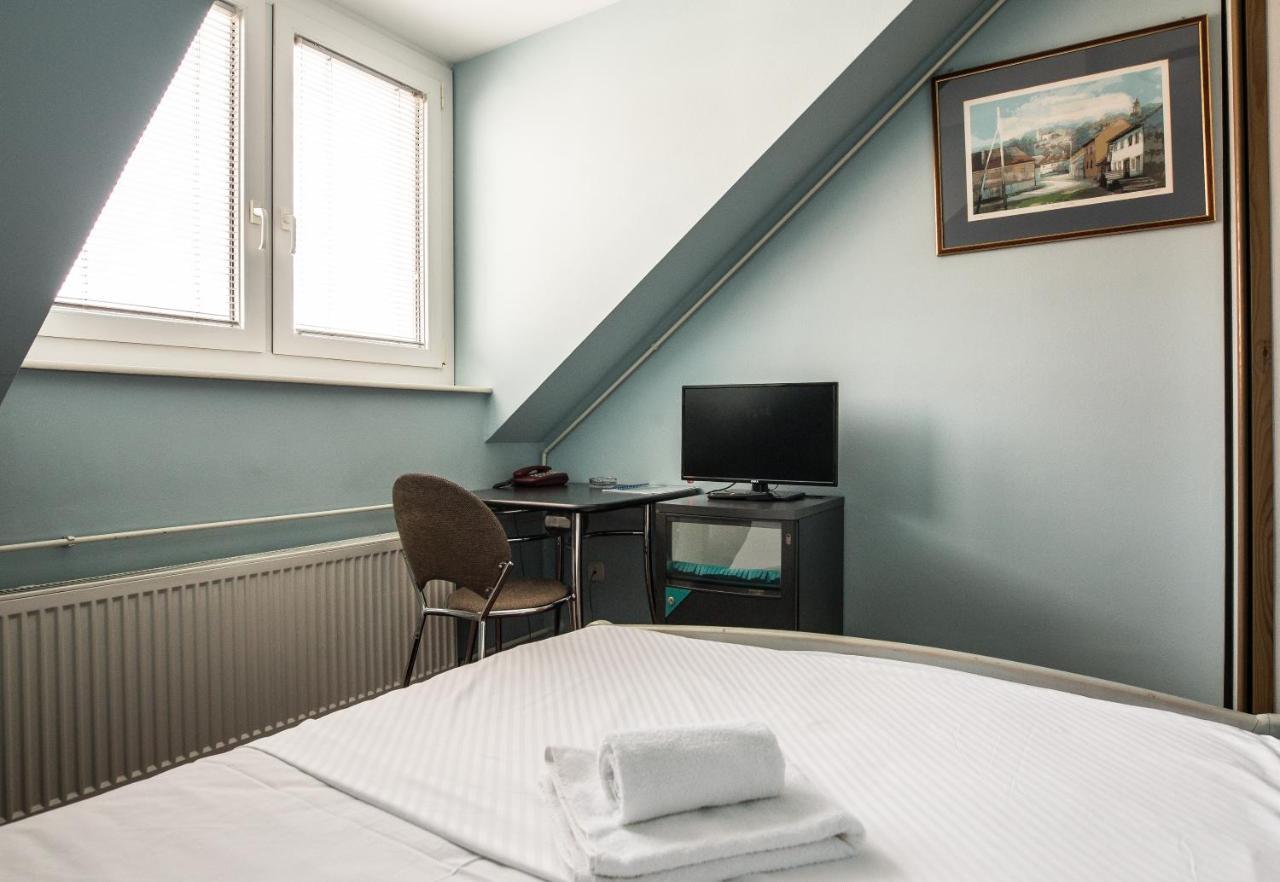 Hotel Carlstadt Karlovac Bagian luar foto