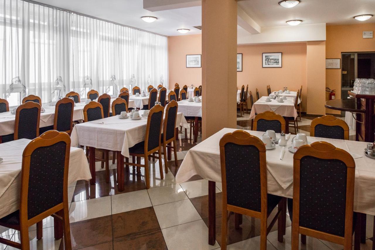 Hotel Carlstadt Karlovac Bagian luar foto